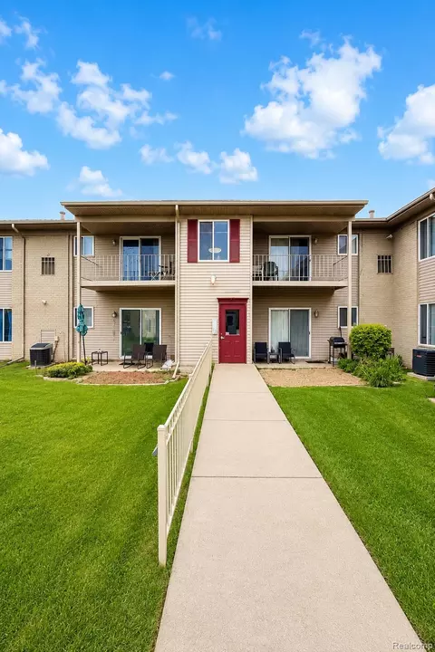 10077 Allen Pointe Dr, Allen Park, MI 48101