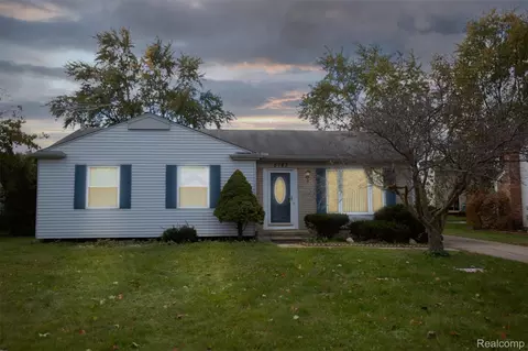 5783 Williamsburg Ct, Waterford, MI 48327
