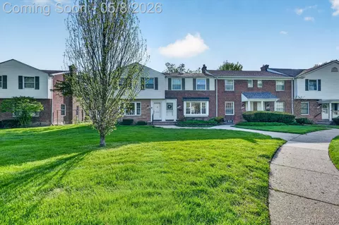 22927 Lakeshore Dr, Saint Clair Shores, MI 48080