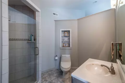 Bath - 2350 Crane Rd, Fenton, MI 48430 photo 4 of 5