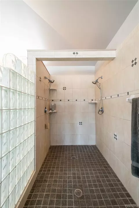 Bath - 2350 Crane Rd, Fenton, MI 48430 photo 2 of 5