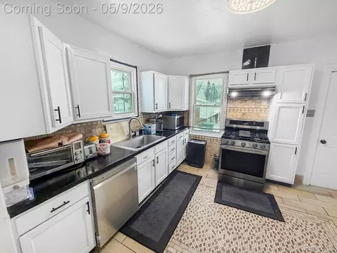 8805 Whitlock Ave, Dearborn, MI 48126