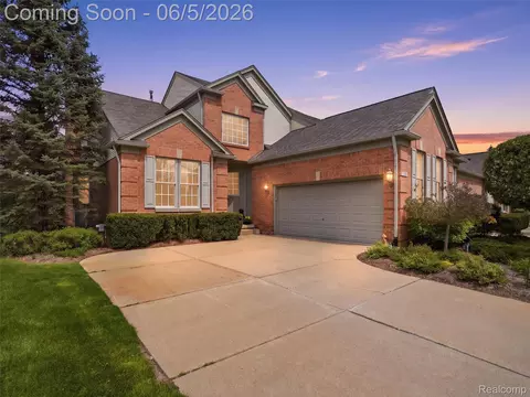 5211 Belmonte Dr, Oakland, MI 48306