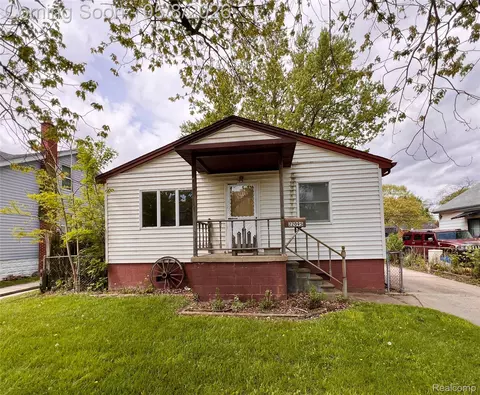 22095 Elmwood Ave, Eastpointe, MI 48021