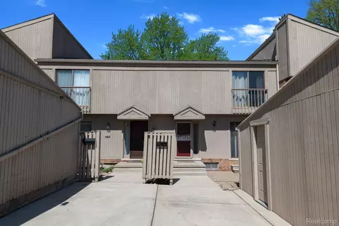 794 Oak Brook Ridge Dr, Rochester Hills, MI 48307