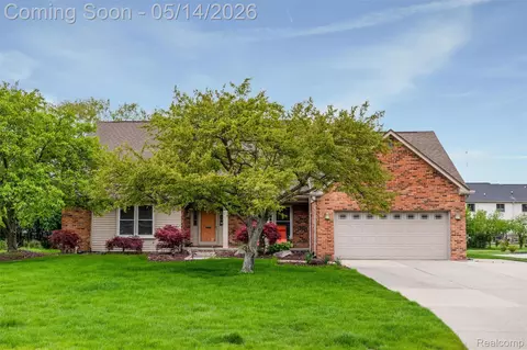 27526 Bridle Hills Dr, Farmington Hills, MI 48336