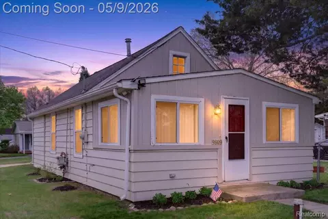 9809 Mandon Rd, White Lake, MI 48386