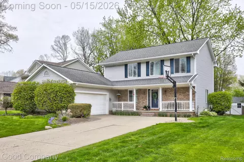 2370 Lansbury Dr, Waterford, MI 48329