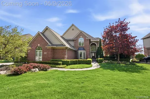 18254 Parkshore Dr, Northville, MI 48168