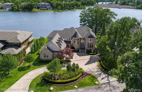 1832 Long Lake Shore Dr, Bloomfield Hills, MI 48302