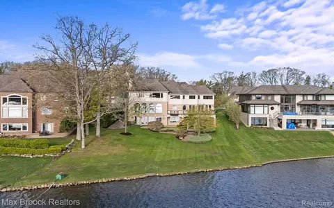 1832 Long Lake Shore Dr, Bloomfield Hills, MI 48302