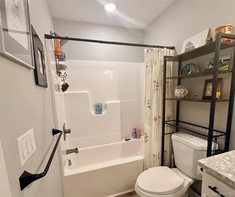Bath - 9220 S Flaska Dr, Solon, MI 49621 photo 7 of 10