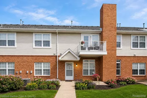 594 Olde English Cir, Howell, MI 48855