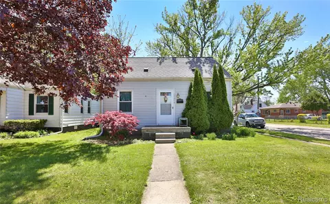 17204 Stephens Dr, Eastpointe, MI 48021