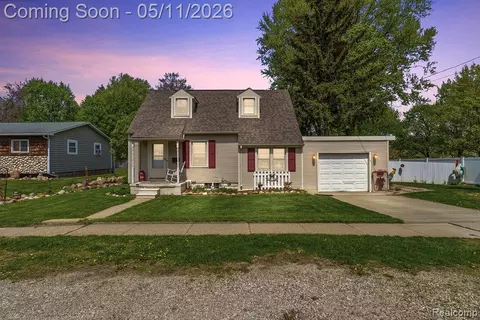 310 W Caroline St, Fenton, MI 48430