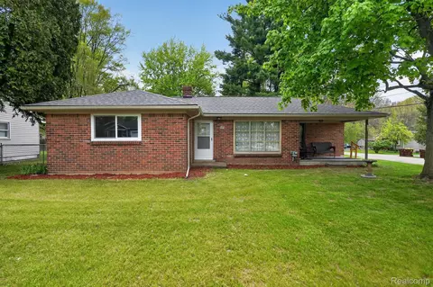 403 Pond St, Pinckney, MI 48169
