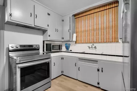 Kitchen - 4995 Hillcrest St, Grosse Pointe, MI 48236 photo 1 of 3