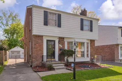 Exterior - 4995 Hillcrest St, Grosse Pointe, MI 48236 photo 3 of 6