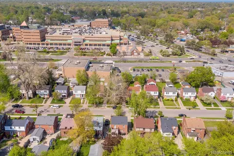 View/Area - 4995 Hillcrest St, Grosse Pointe, MI 48236 photo 4 of 5