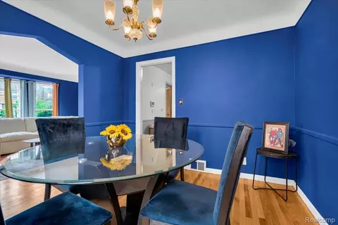 Dining - 4995 Hillcrest St, Grosse Pointe, MI 48236 photo 2 of 2