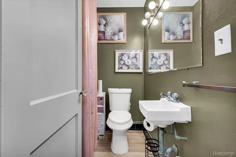 Bath - 4995 Hillcrest St, Grosse Pointe, MI 48236 photo 4 of 5