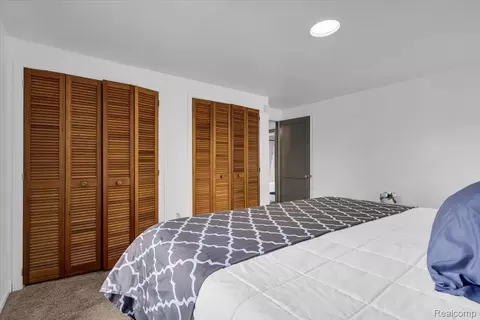 Bedroom - 4995 Hillcrest St, Grosse Pointe, MI 48236 photo 2 of 6