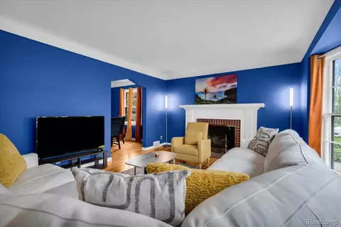 Living - 4995 Hillcrest St, Grosse Pointe, MI 48236 photo 1 of 2