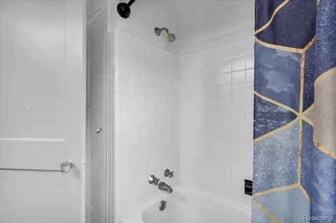 Bath - 4995 Hillcrest St, Grosse Pointe, MI 48236 photo 3 of 5