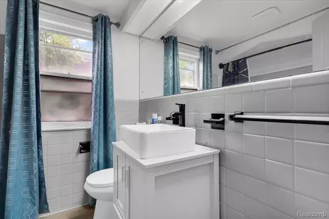 Bath - 4995 Hillcrest St, Grosse Pointe, MI 48236 photo 2 of 5
