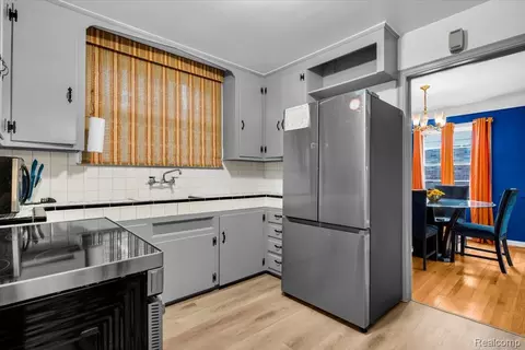 Kitchen - 4995 Hillcrest St, Grosse Pointe, MI 48236 photo 2 of 3
