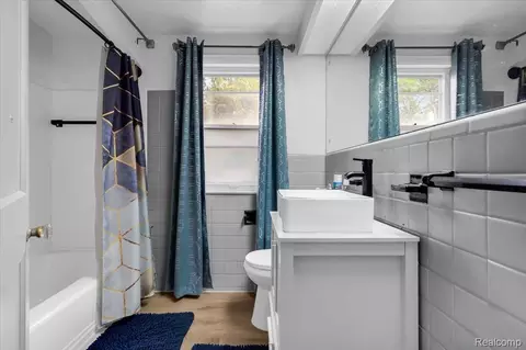 Bath - 4995 Hillcrest St, Grosse Pointe, MI 48236 photo 1 of 5