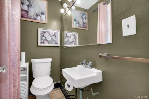 Bath - 4995 Hillcrest St, Grosse Pointe, MI 48236 photo 5 of 5