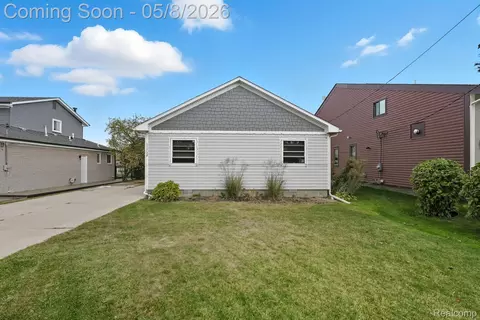 37752 Huron Pointe Dr, Harrison, MI 48045