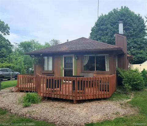 8303 Lagoon St, Commerce, MI 48382