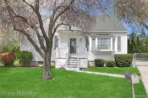 526 Dodson Ct, Bay City, MI 48708