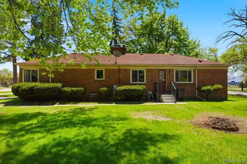 35564 Schoolcraft Rd, Livonia, MI 48150