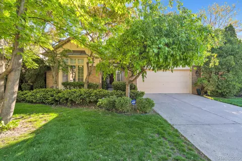 30 Turnberry Ln, Dearborn, MI 48120