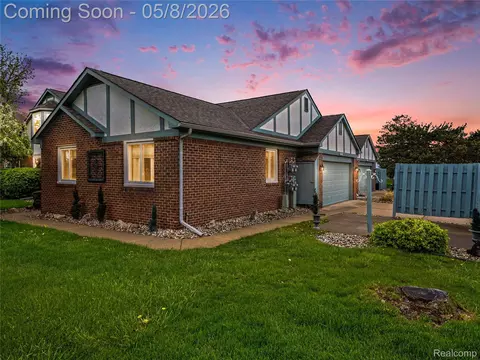 15596 Huntcliff Dr #40, Macomb, MI 48044