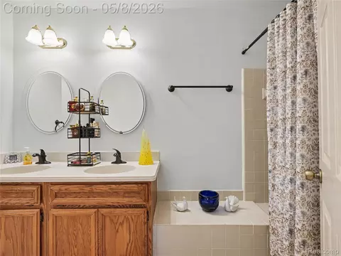 Bath - 15596 Huntcliff Dr #40, Macomb, MI 48044 photo 2 of 2