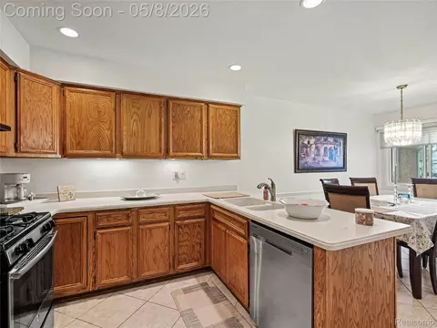 Kitchen - 15596 Huntcliff Dr #40, Macomb, MI 48044 photo 2 of 3