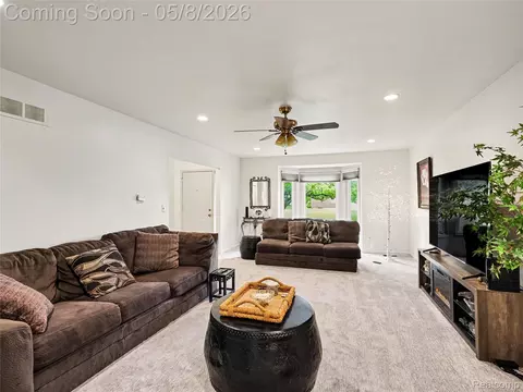Living - 15596 Huntcliff Dr #40, Macomb, MI 48044 photo 2 of 3