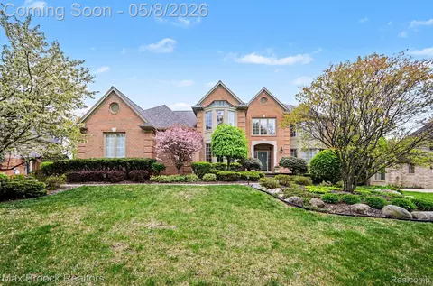 5824 Clearview Dr, Troy, MI 48098