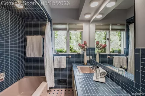 Bath - 1771 Brookside Dr, Flint, MI 48503 photo 2 of 4