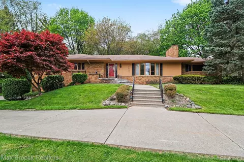 2870 Thedford Rd, Bloomfield Hills, MI 48304