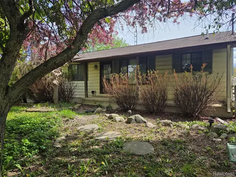 6300 Runyan Lake Rd, Tyrone, MI 48430