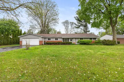 7271 Cottonwood Knl, West Bloomfield, MI 48322
