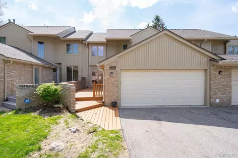 4343 Foxpointe Dr, West Bloomfield, MI 48323