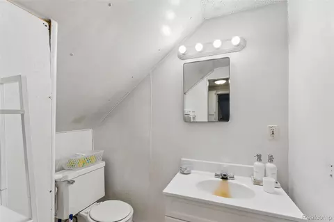 Bath - 11472 E Lippincott Blvd, Davison, MI 48423 photo 3 of 4