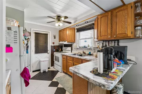 Kitchen - 11472 E Lippincott Blvd, Davison, MI 48423 photo 1 of 4