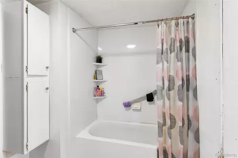 Bath - 11472 E Lippincott Blvd, Davison, MI 48423 photo 4 of 4